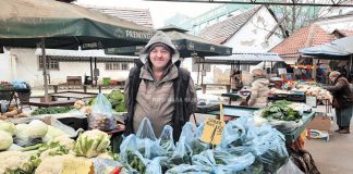 Tezge na pijaci pune sezonskog voća i povrća