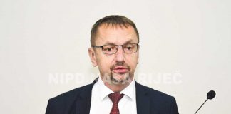 Produžena online nastava, maturanti će ispite polagati u školama