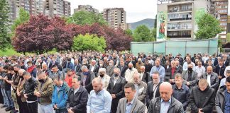 Vjernici klanjali bajram-namaz ispred Čaršijske džamije