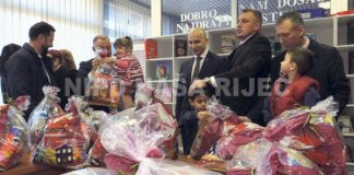 Premijer Nezir Pivić i ministri darovali novogodišnje paketiće djeci u KBZ-u i Dom porodici