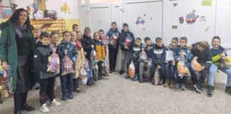 Od džeparca kupili paketiće za bolesnu djecu u KBZ