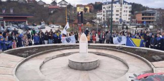 Brojne delegacije položile cvijeće na spomen-obilježja