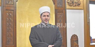 Muslimani u nedjelju, 16. juna, odnosno 10. zu-l-hidždžeta, 1443. h. g., dočekuju Kurban-bajram. O značaju Kurban-bajrama i bajramskim običajima razgovarali smo sa hfz. Fahirom ef. Arnautom, imamom džemata Potok. Značaj prinošenja kurbana NR: U čemu je posebnost Kurban-bajrama te koju poruku vjernicima donosi, posebno danas kada živimo u vremenu velikih političkih previranja i ratnih sukoba u pojedinim dijelovima svijeta? ARNAUT: Kod nas se ugnijezdio izraz Kurban ili Hadžijski bajram, mada češće koristimo prvi. Iako su obje riječi, kurban i hadž, arapskog porijekla, mi dobro razumijemo o čemu govore. Glavna poruka koju nosi sa sobom Kurban ili Hadžijski bajram jeste da, ako želimo biti Bogu bliski, moramo se žrtvovati. Ima vjernika koji misle, da samo zato što su vjernici, Bog je njima dužan pružiti sve što žele. A nije tako! Biti istinski vjernik, znači biti spreman na žrtvu, na kontinuirani rad, ulagati veliki trud na oplemenjivanju sebe, svoje duše, svoje porodice, ali znači i boriti se za zajednicu u kojoj će svima biti dobro. Sukobe imamo, jer neki žele da samo njima bude dobro, i ne mare za cijenu te sreće. Kurban-bajram nas uči da sreću s drugima dijeliti moramo. A, ako krenemo i od drugog naziva, Hadžijski bajram, zar treba jasnija slika od hadža, da nam kaže kako smo svi, bez obzira na rasu, jezik, boju kože, potekli sa istog izvora. Upravo na hadžu, nekoliko mjeseci pred svoju smrt, Poslanik a.s., kazuje: „O, ljudi, vaš Gospodar je jedan, vaš otac je jedan. Nema prednosti Arap nad nearapom, niti nearap nad Arapom, niti crveni nad crnim, niti crni nad crvenim, osim po bogobojaznosti (takvaluku)”. Sa ovom porukom istinski vjernik živi. NR: Značaj prinošenja žrtve kroz klanje kurbana bitno je za svakog muslimana. U čemu se ogleda najveća dobrobit ovakvog čina? Recite nam nešto više i o uplatama kurbana u BiH ali i van granica naše zemlje. ARNAUT: Riječ kurban u osnovi nosi značenje blizine, bliskosti. Kurbanom – žrtvom mi postajemo bliski ne samo Bogu, nego i jedni drugima. Kurbane iako prinosimo u ime Njega, veliku korist od njih imaju ljudi, pa možemo kazati, da smo Bogu bliži što smo ljudima korisniji. Muhammed a.s., je lijepo kazao: „Najbolji čovjek je onaj, ko ljudima najviše koristi.“ Džematlijama kazujem da, ko god ima uslove, organizuje prinošenje kurbana u krugu svoje porodice, rodbine i prijatelja. To je najbliže sunnetu – praksi Poslanika a.s. Obzirom da mnogo naših džematlija živi u gradovima, već više od pedeset godina IZ-a, preko Medžlisa i medresa, stavlja se na raspolaganje i organizuje na potpuno šerijatski ispravan način prinošenje kurbana, kao i distribuciju mesa onim najpotrebnijim. Korist imaju ne samo naše medrese, nego se velike količine mesa doniraju staračkim domovima, domovima za nezbrinutu djecu, bolnicama, obdaništima i dr.. Kada su u pitanju uplate izvan naše zemlje, moja je preporuka da oni koji žele i mogu, tamo uplate dobrovoljni kurban. Ovaj obavezni neka se prinese ovdje. Hvala Bogu, IZ-a ima kapaciteta da organizuje distribuciju kurbanskog mesa i izvan zemlje, ako se za to ukaže potreba. Napuštanje starih običaja NR: Imam ste u Osman Čelebijinoj ili, u narodu poznatoj, Potočkoj džamiji od 2012. godine. Kakva iskustva nosite do sada te da li ste zadovoljni aktivnošću omladine u džematu Potok, radom mekteba ali i odzivom djece? ARNAUT: Da, i krajem ove godine će biti punih 12 godina kako vršim časnu misiju imama, hatiba i muallima u džematu Potok. Uvijek može i treba bolje. Prilično sam zadovoljan, jer sam kao muallim izveo već 11 generacija. Mnogo je to mladića i djevojaka, od kojih neki već rade, neki studiraju, a neki su i porodice zasnovali. Svaku generaciju poučavam, bez obzira koji posao da rade, u životu je najvažnije biti čovjek. Jako se obradujem kad ih vidim lijepo odgojene, uspješne i uz to privržene džamiji i džematu. Imamo povremena druženja, a grupa mladića i djevojaka našega džemata, postala je prepoznatljiva po učešću u projektima koje organizira IZ-a. Kada je u pitanju mekteb, činjenica da su upisana 204 polaznika i da je njih 185 učestvovalo, prije nekoliko dana, na završnim ispitima, u novoizgrađenom Islamskom centru Sultan Ahmet, uz prisustvo nekoliko stotina roditelja i rodbine, kazuje dovoljno. Volio bih da su redovniji, pa da uz kvantitet, imamo izuzetan i kvalitet. Primjetno je poboljšanje i na tom planu, iz godine u godinu, mada su moje želje mnogo veće. NR: U kakvom ozračju džemat Potok dočekuje Bajram? Jesmo li se udaljili od tradicionalnih bajramskih običaja koje su muslimani na području Medžlisa Islamske zajednice Zenica praktikovali? ARNAUT: Nedavno pročitah izreku „da su nam mobiteli približili one ljude koji su daleko, a udaljili od onih koji su blizu.“ Jedna sevdalinka još davno kazuje „ni bajrami nisu, što su nekad bili…” Razumijem da svako vrijeme donosi i nešto novo, ali me žalosti kada napuštamo naše stare običaje, preko kojih smo vjeru svjedočili i naše odnose poboljšavali. Mislim da smo mi, muslimani Bošnjaci, imali i imamo ulemu, koja ajete i hadise zna, ne samo tumačiti, nego kroz lijepe običaje u život pretočiti. Odijevanje najljepše odjeće, rani dolazak u džamiju, međusobno čestitanje, ljubljenje ruke roditeljima i starijim muslimanima, međusobno darivanje, zajednički bajramski doručak ili ručak, naši su adeti koji imaju temelj u vjeri. Preko tih običaja, naše veze bile su čvršće. Danas toliko govorimo o Kur'anu i sunnetu, ali svjedočimo da nam fali istinske pobožnosti i međusobnog povjerenja. Volio bih da nastavimo čuvati adete, koji nam čuvaju ibadete. (Razgovarala: Irdina Nezić)