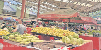 Gužva na pijaci pred Bajram, tezge pune raznovrsnog voća i povrća