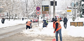 Brojni građani u akciji čišćenja zeničkih ulica i trotoara