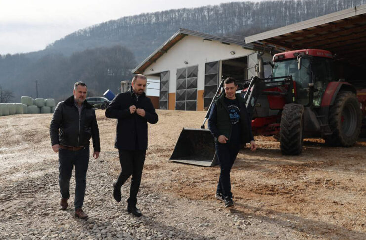 Ministar Čajić posjetio uspješne farme u Visokom
