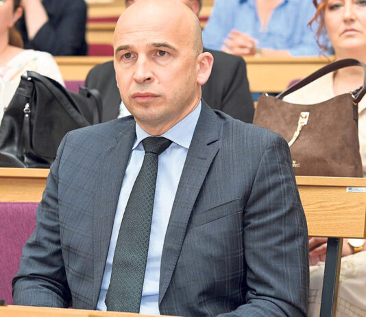 Uskoro novo povećanje plata ljekarima i zdravstvenim radnicima
