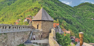 Vranduk, bajkovito selo, sa očuvanom arhitekturom i očaravajućom prirodom