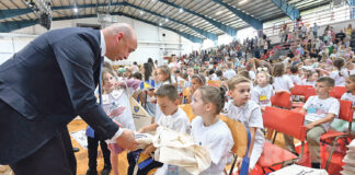 Zeničkim prvačićima uručeni besplatni udžbenici